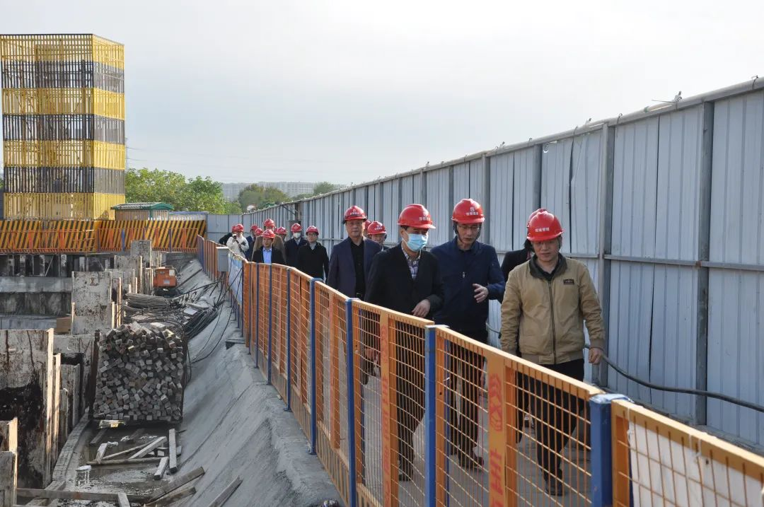 山東公用控股有限公司黨委書(shū)記、董事長(zhǎng)李魯一行蒞臨商達(dá)公用考察指導(dǎo)