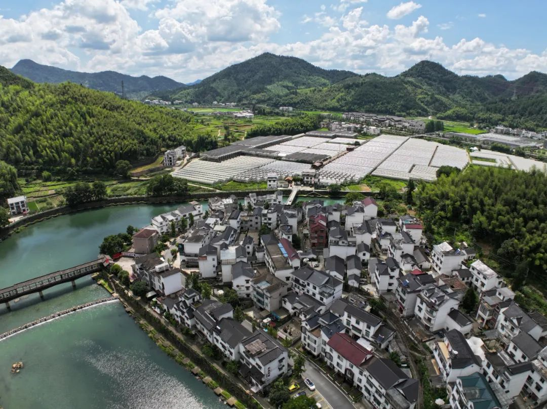 中國綠色時(shí)報(bào)頭版頭條：浙江實(shí)施“千萬工程”20年 繪就美麗中國農(nóng)村畫卷